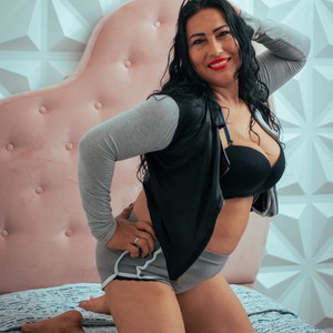 KoryLondon naked before webcam in live porn chat