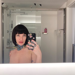 Kxtiemccxnn naked before webcam in live porn chat