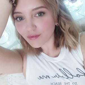 LaraFoxx naked before webcam in live porn chat