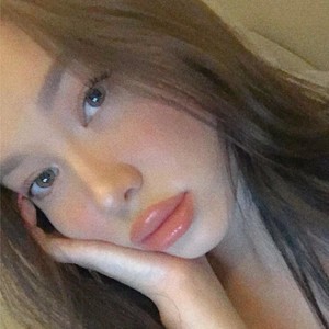 Linaaa_ naked before webcam in live porn chat