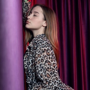LinyksSex naked before webcam in live porn chat