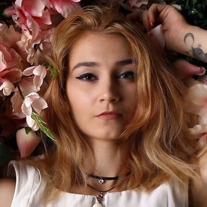 LisaRush naked before webcam in live porn chat