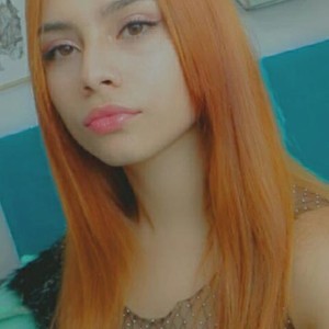 LittleRed2u naked before webcam in live porn chat