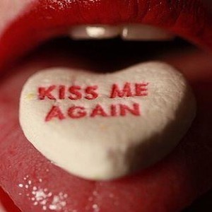 MelissaGawe naked before webcam in live porn chat