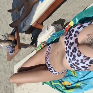 MellodyGina naked before webcam in live porn chat