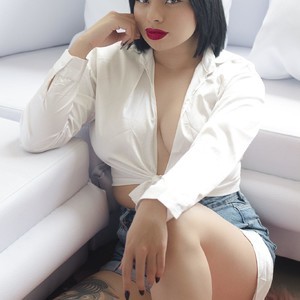 Miaparkers naked before webcam in live porn chat