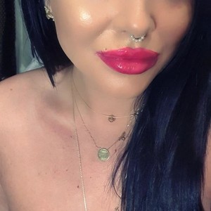 Missraven3 naked before webcam in live porn chat