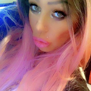 Pamelagunns naked before webcam in live porn chat