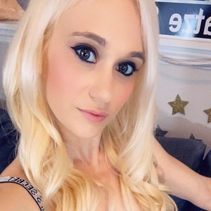 Schatze_Blake naked before webcam in live porn chat