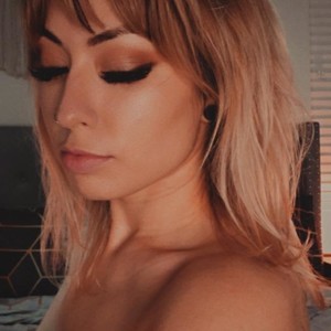 SentientMel naked before webcam in live porn chat