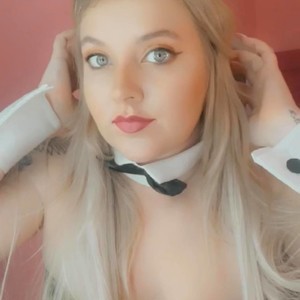 SnowWhiteXxxx naked before webcam in live porn chat
