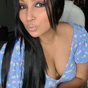 SoyMiaa naked before webcam in live porn chat