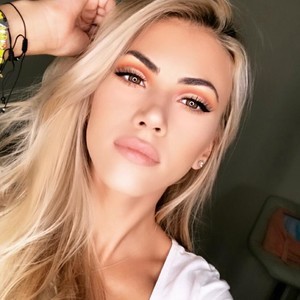 VivianisHere naked before webcam in live porn chat