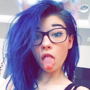XMissMoxxiX naked before webcam in live porn chat