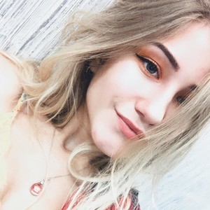 XTinaYorkX naked before webcam in live porn chat