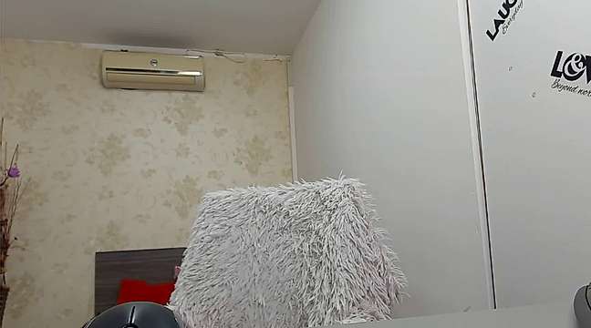AlessiaDiamonds88 naked stripping on cam for live sex video chat