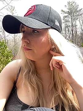 ariawoods naked stripping on cam for live sex video chat