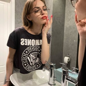 EleanoraHey naked before webcam in live video chat