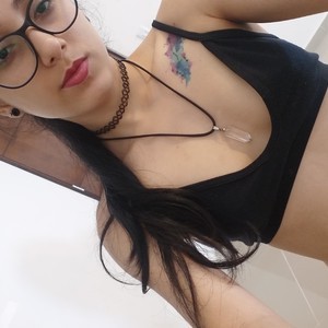 Emmarosse1 naked before webcam in live video chat