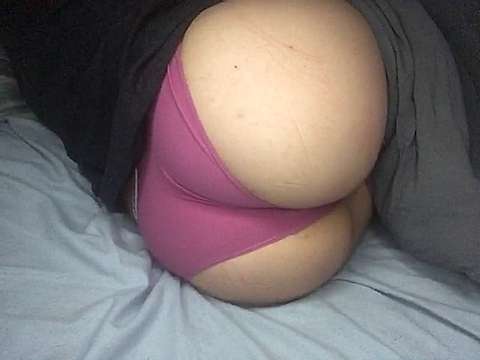 Feistyybabyy naked stripping on cam for live sex video chat