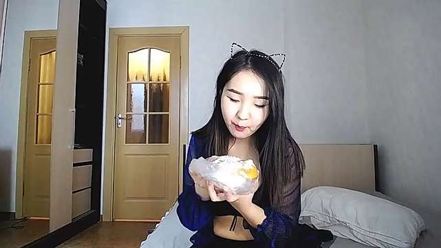 fittgirlslut naked stripping on cam for live sex video chat