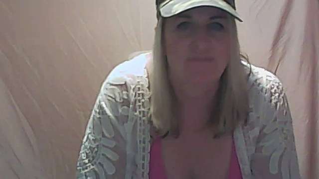 floridabutterfly naked stripping on cam for live sex video chat