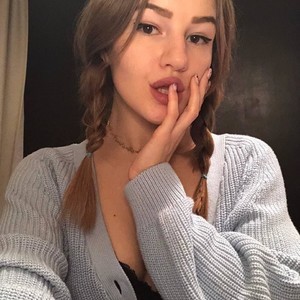 Fridaminatty naked before webcam in live video chat