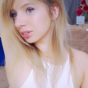 Gelsomina_ naked before webcam in live video chat