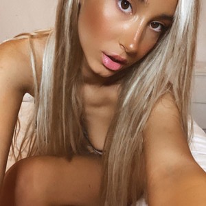 Itsmelaraa naked before webcam in live video chat