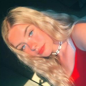 KrystalM_ naked before webcam in live video chat