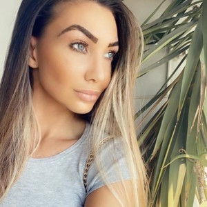 Lady_C naked before webcam in live video chat