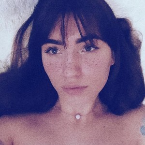 LizLarsen naked before webcam in live video chat