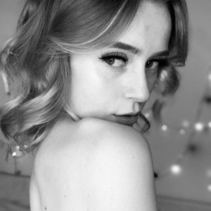 LolaStar_ naked before webcam in live video chat
