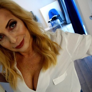 MargotMODEL naked before webcam in live video chat