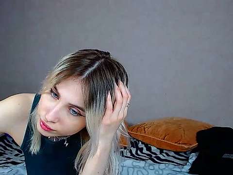 Miia_zz naked stripping on cam for live sex video chat