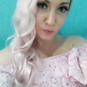 NaomiSwann naked before webcam in live video chat