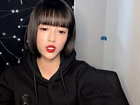 QueenMiss naked stripping on cam for live sex video chat