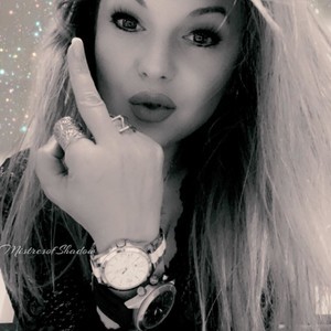 ShadowMiss naked before webcam in live video chat