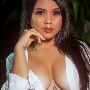 shanabellucy naked before webcam in live video chat