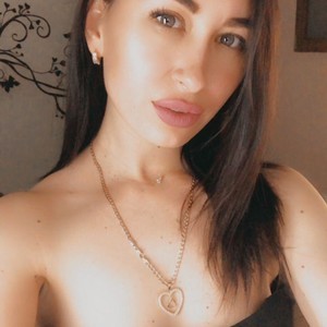 SheriWi naked before webcam in live video chat