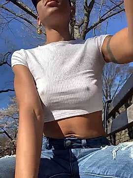 sweetestThang naked stripping on cam for live sex video chat