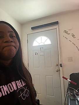 TherealRoxxyredd naked stripping on cam for live sex video chat
