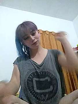 Hannah-Ginfizz naked stripping on cam for live sex video chat
