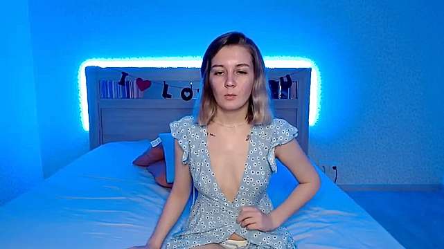kellyygirl naked stripping on cam for live sex video chat