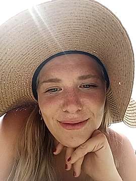 PrettyDaisyy naked stripping on cam for live sex video chat