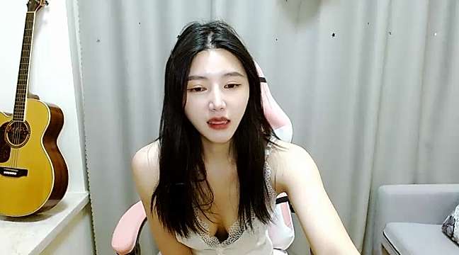 Sweet_Elly_ naked stripping on cam for live sex video chat