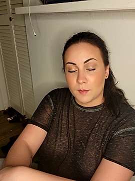 XoxoLaceybabe naked stripping on cam for live sex video chat