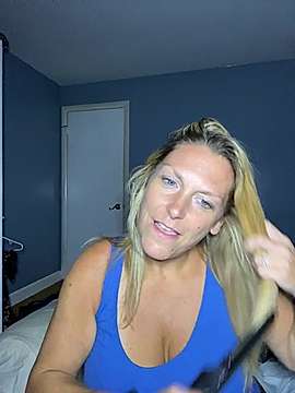 bigtitslivetofuck naked stripping on cam for live sex video chat