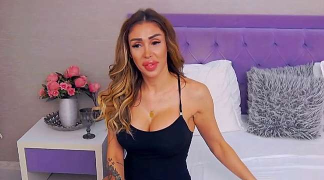 LexiReyes naked stripping on cam for live sex video chat