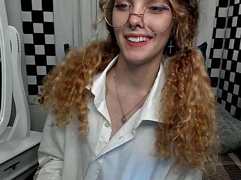 LisaBonety naked stripping on cam for live sex video chat